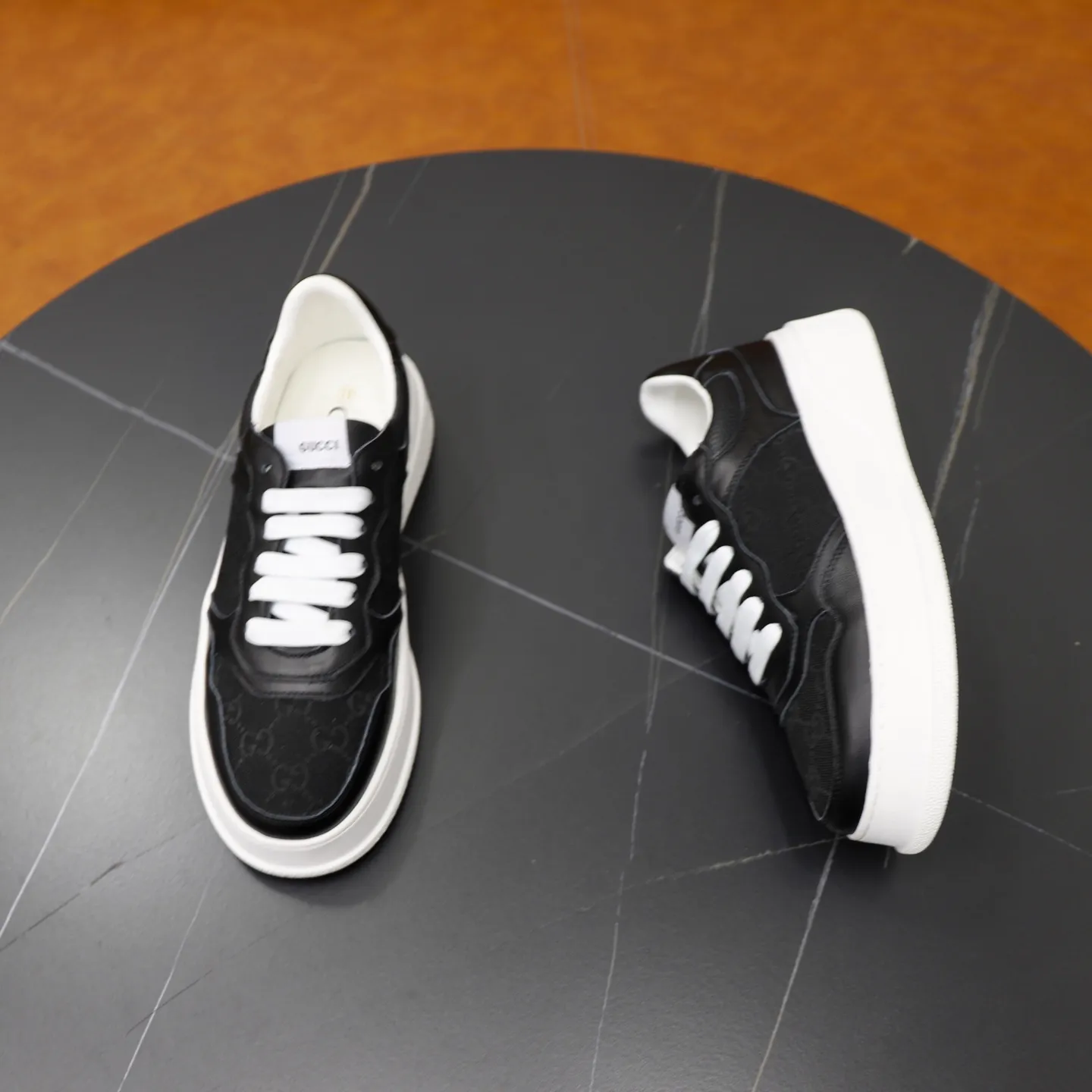 Men's shoes: 400💰🙅‍♂️🙅‍♂️🙅‍♂️ Brand: GUCCI Standard code: 38-44 (45 customized) Grade: Same as the official website Material: Original leather splicing brand cloth Comfortable and breathable sheepskin lining Lightweight wear-resistant outsole Style category: Men's fashion casual shoes Sports shoes Distinguished luxury brand elements Top luxury Color: actual picture color